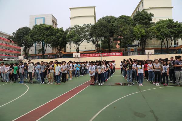 学生疏散后在学校操场集合.JPG
