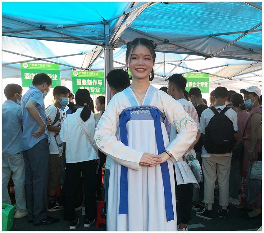 报到现场一道亮丽风景-服装班的学姐化身汉服小姐姐迎接学弟学妹.jpg