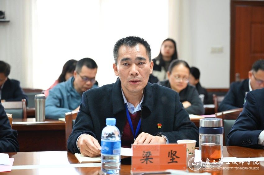 1769842951964635.jpg 广西轻工技师学院党委委员、副院长梁坚作个人对照检查.jpg