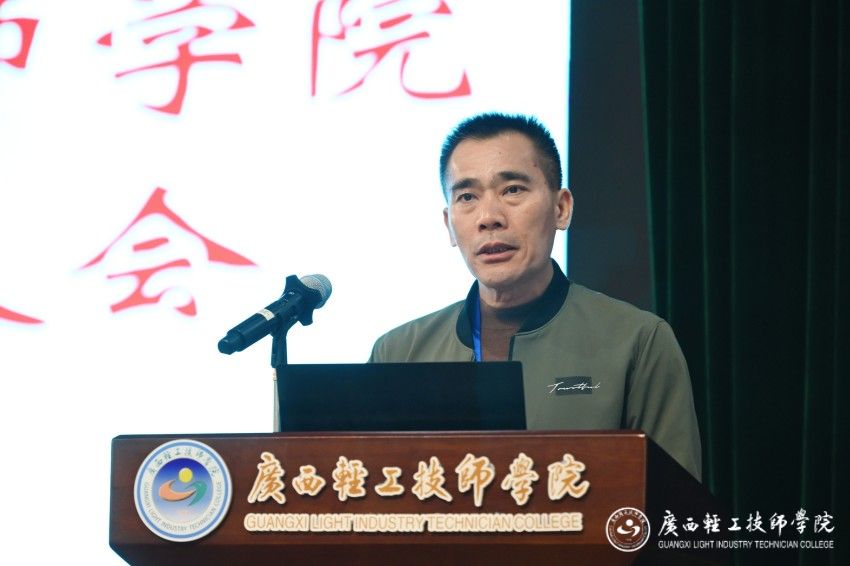 1772794924138374.jpg 学院党委委员、副院长梁坚主持大会.jpg