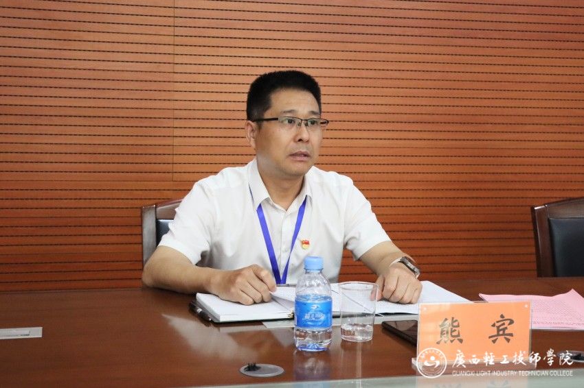 1776338483133023.jpg 学院党委副书记、院长熊宾作点评并讲话.jpg