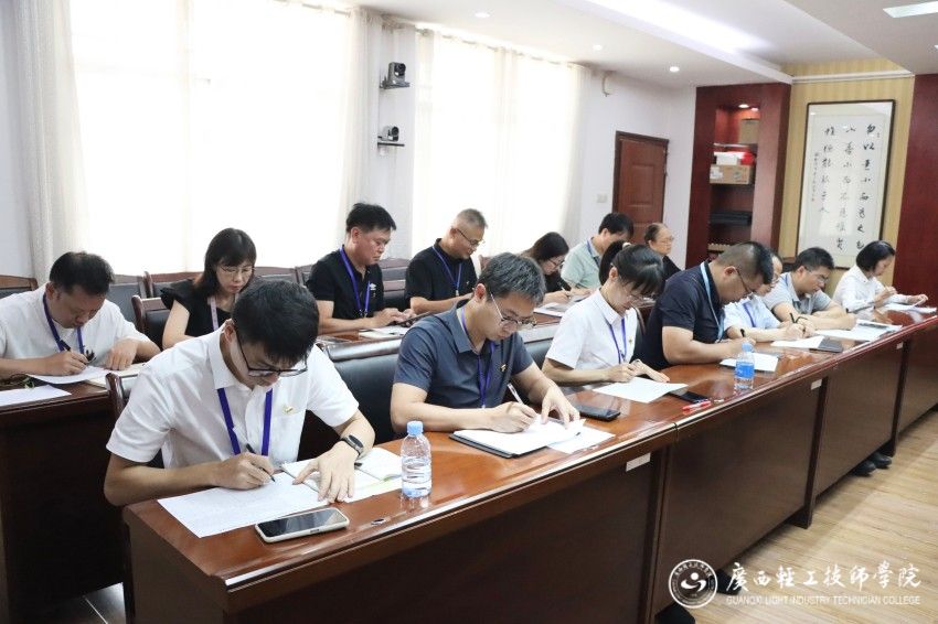 1776338672237206.jpg 与会人员填写述职评议表.jpg