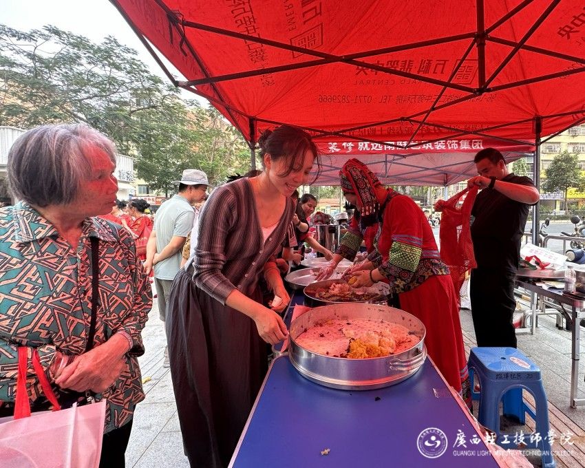 图4.党员志愿者服务群众现场.jpg