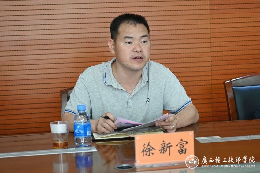百色工业技工学校副校长徐新富发言.jpg
