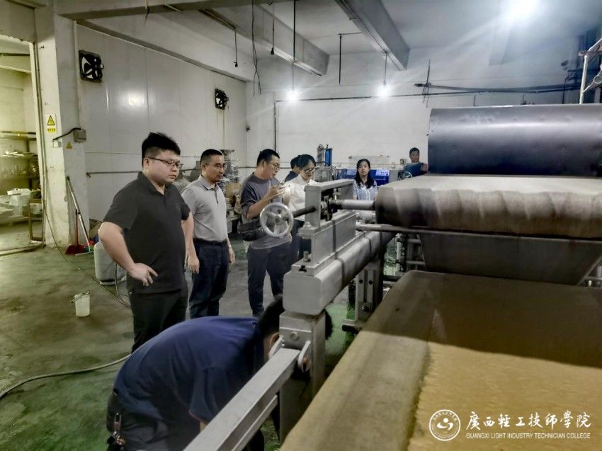 实地观摩550型圆网造纸机全流程.jpg