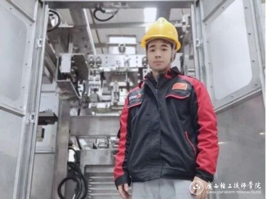 黄在灯.jpg