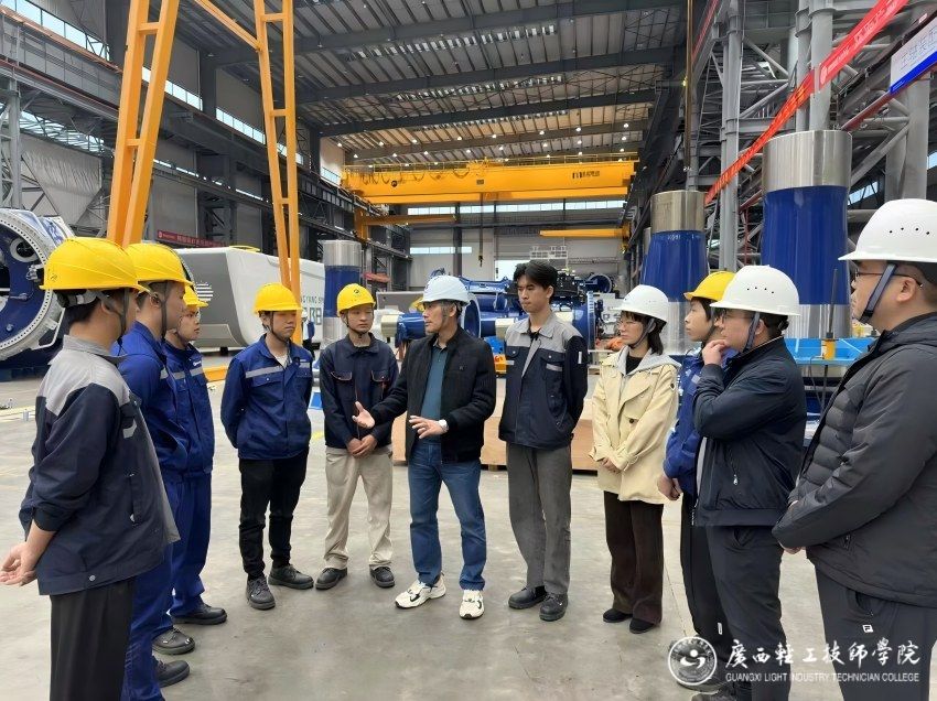 2022级机电一体化技术预备技师班在防城港明阳风力发电组装基地实习(1).jpg