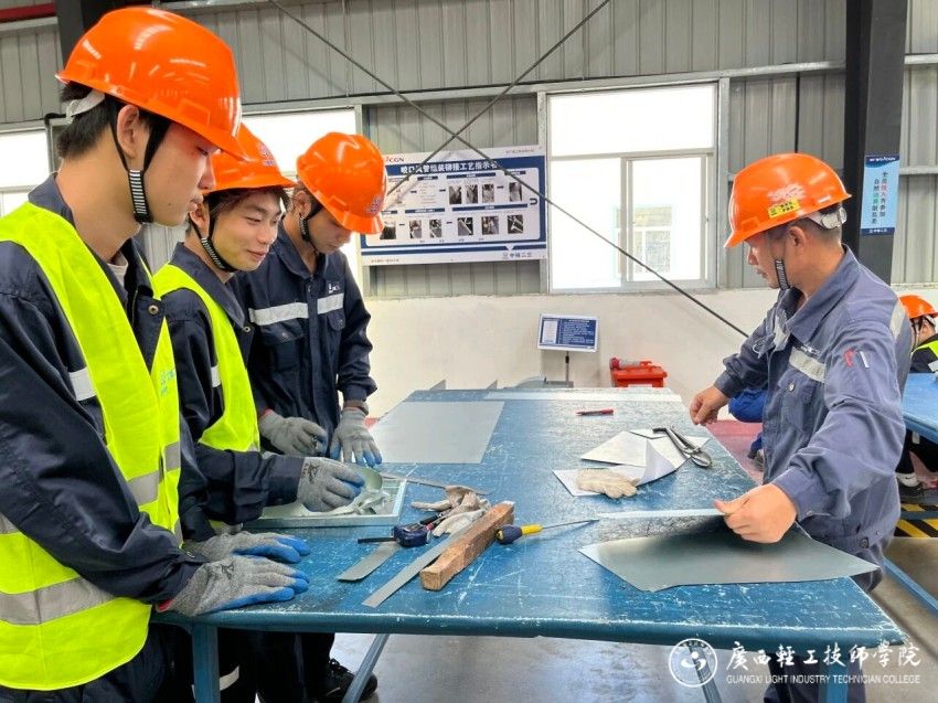 电气自动化设备安装与维修专业学生在中国核工业二三建设有限公司实习就业.jpg