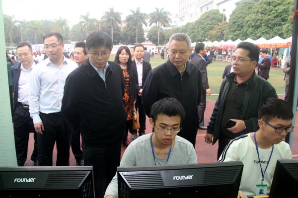 龚南相副主任（右三），交通厅陈鸿举厅长（左四），人社厅黄学军副厅长（左二）在观看我院学生的项目展示.jpg