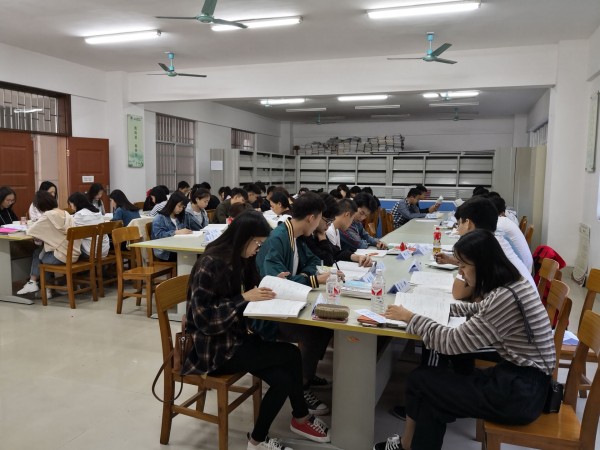 图2  学生正在自习.jpg